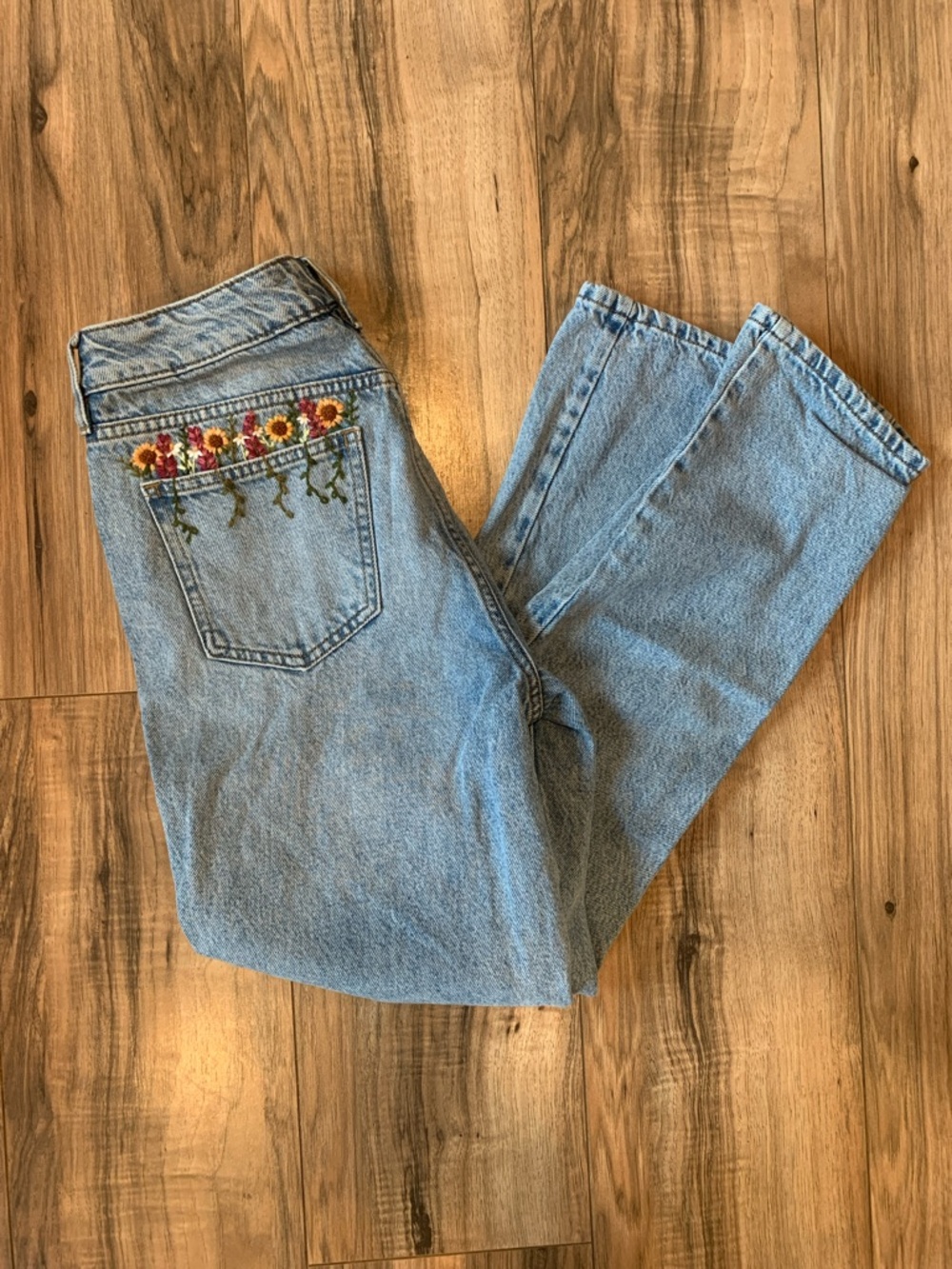 Women's Pacsun Flower Embroidered Pocket Straight Leg Distressed Mom Jeans 25